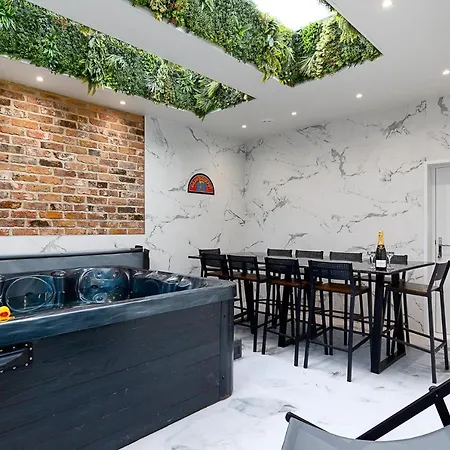 23 Trafalgar Square With Hot Tub And Cinema Scarborough Exterior photo