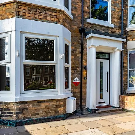 23 Trafalgar Square With Hot Tub And Cinema Scarborough Exterior photo
