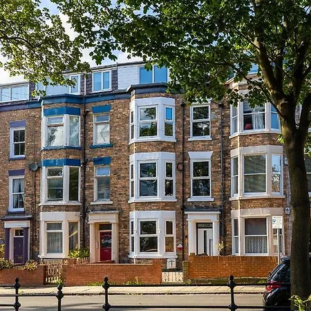 23 Trafalgar Square With Hot Tub And Cinema Scarborough Exterior photo