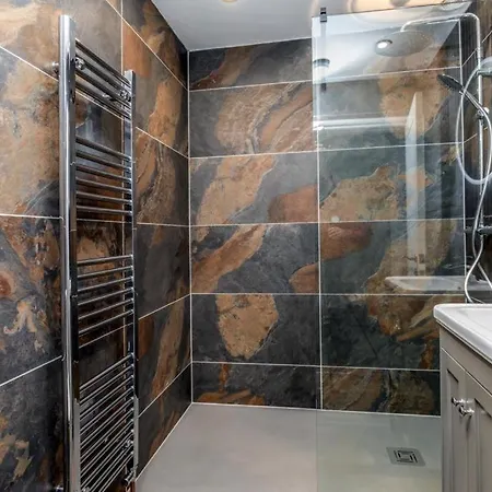 23 Trafalgar Square With Hot Tub And Cinema Scarborough Exterior photo