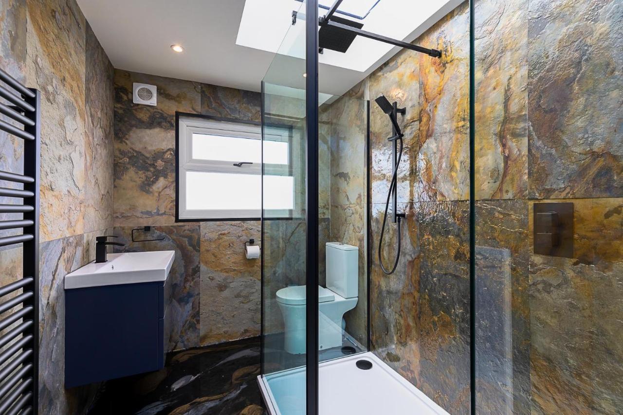 23 Trafalgar Square With Hot Tub And Cinema Holiday home Scarborough